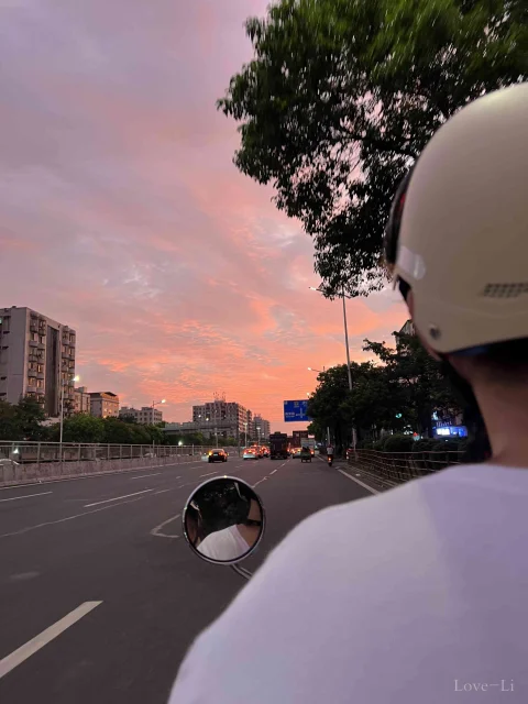 一起骑小电驴去上班